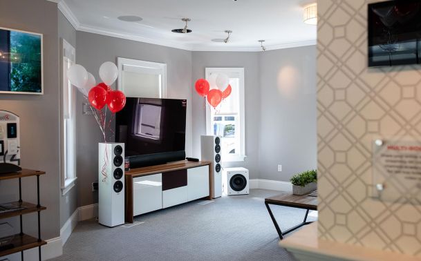Cozy room with a TV, sound system, and festive balloons.